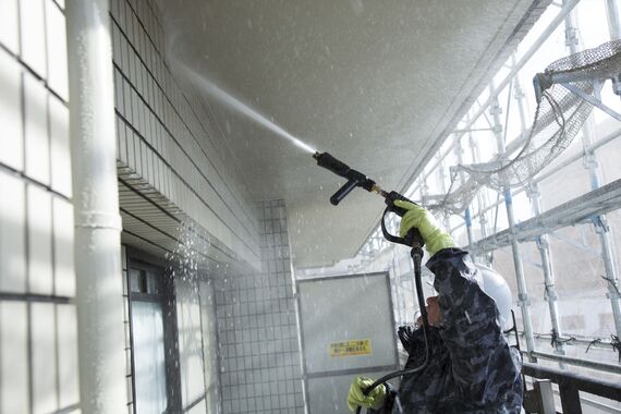 マンションの外壁を洗浄するスタッフ